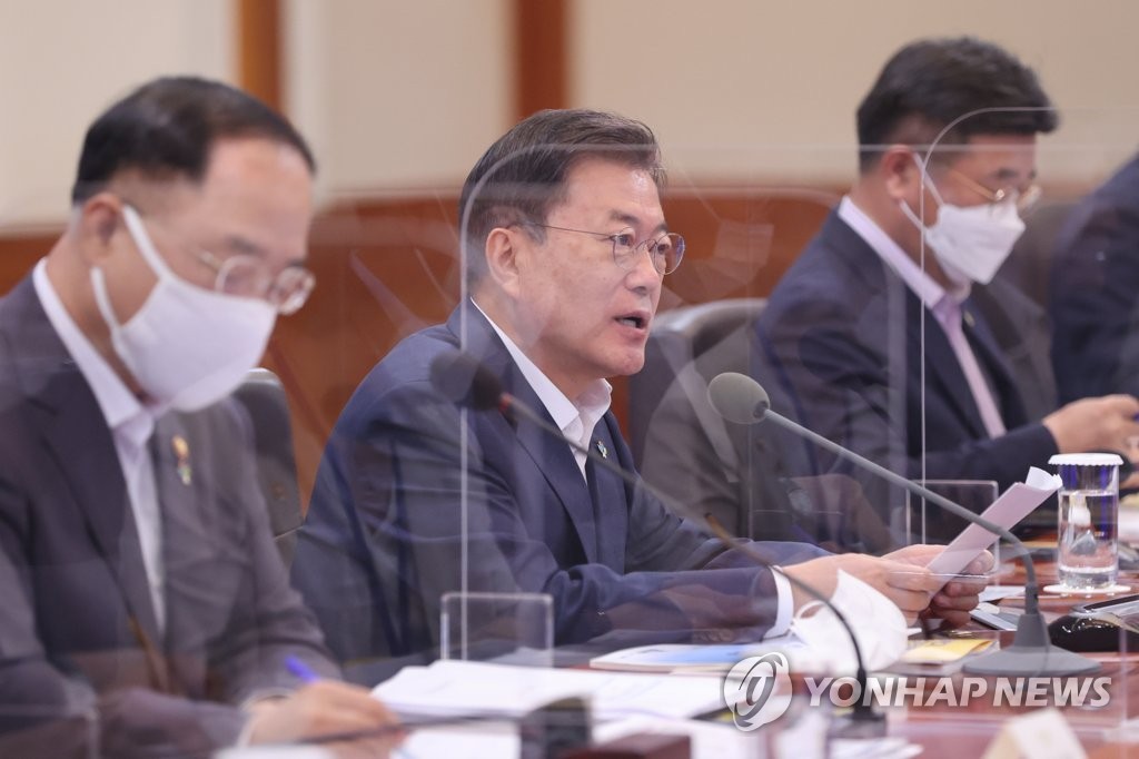 6月28日，在青瓦台，韩国总统文在寅（中）主持召开经济部长扩大会议。 韩联社