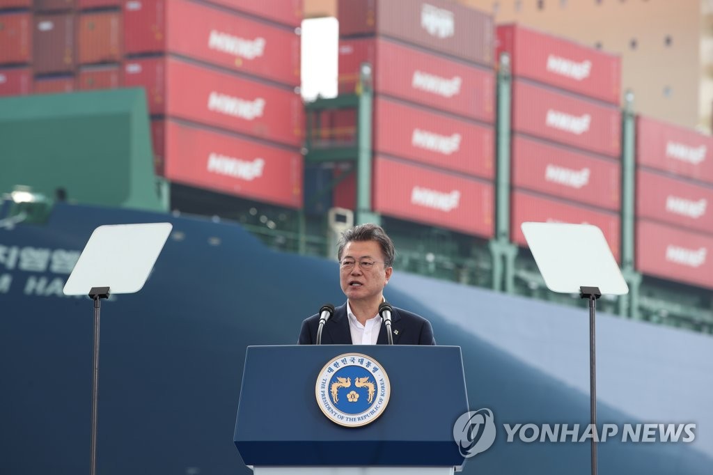 6月29日，在釜山新港，韩国总统文在寅出席韩国航运公司HMM（原现代商船）第20艘1.6万标箱（TEU）级集装箱船启航仪式。 韩联社