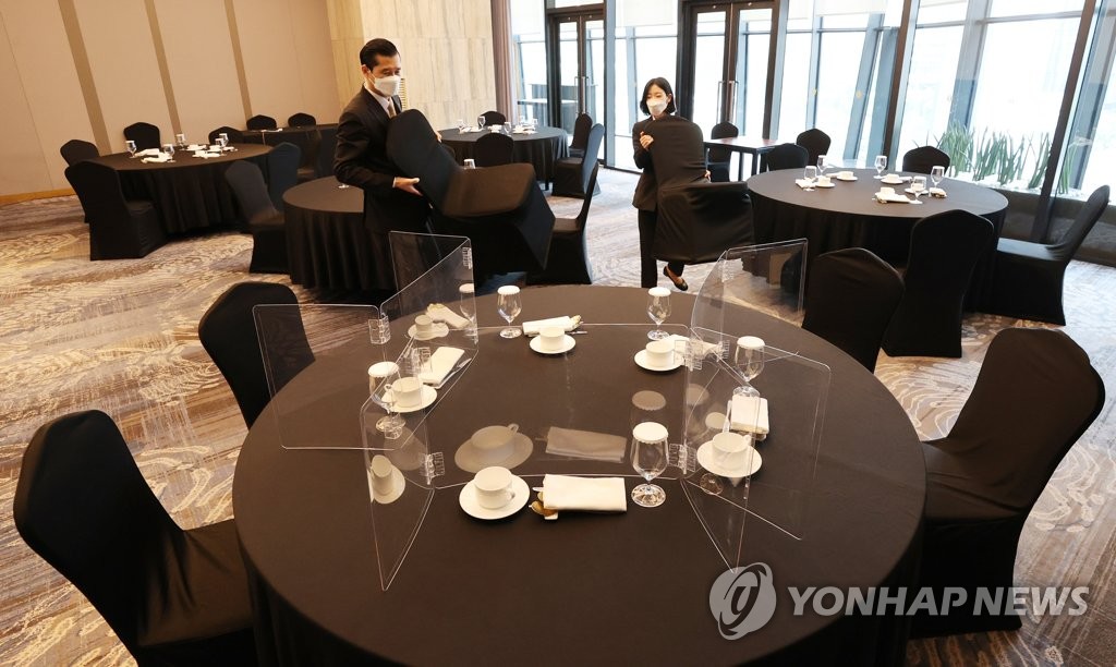 7月1日起，首都圈私人聚会聚餐人员限制从4人放宽至6人。 韩联社