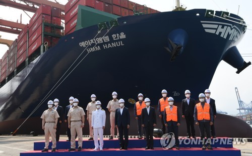 6月29日，在釜山新港，韩国总统文在寅出席韩国航运公司HMM（原现代商船）第20艘1.6万标箱（TEU）级集装箱船启航仪式。图为文在寅与船员及码头工人合影。 韩联社