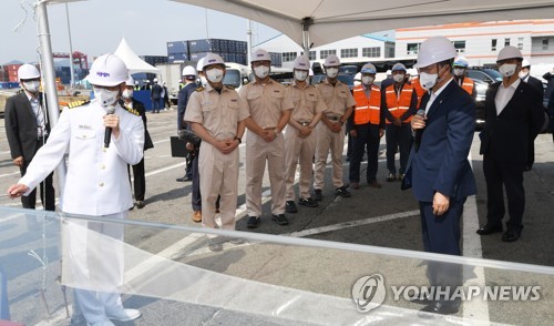 6月29日，在釜山新港，韩国总统文在寅（右二）出席韩国航运公司HMM（原现代商船）第20艘1.6万标箱（TEU）级集装箱船启航仪式。 韩联社