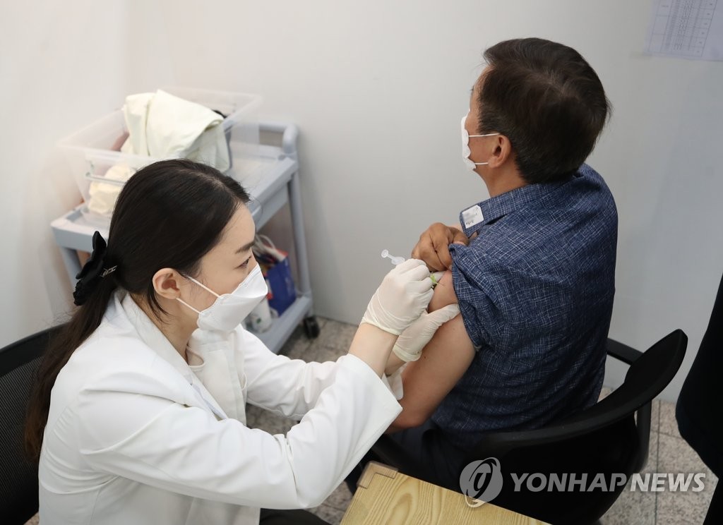 资料图片：6月30日，在首尔龙山区的预防接种中心，市民接种辉瑞疫苗。 韩联社