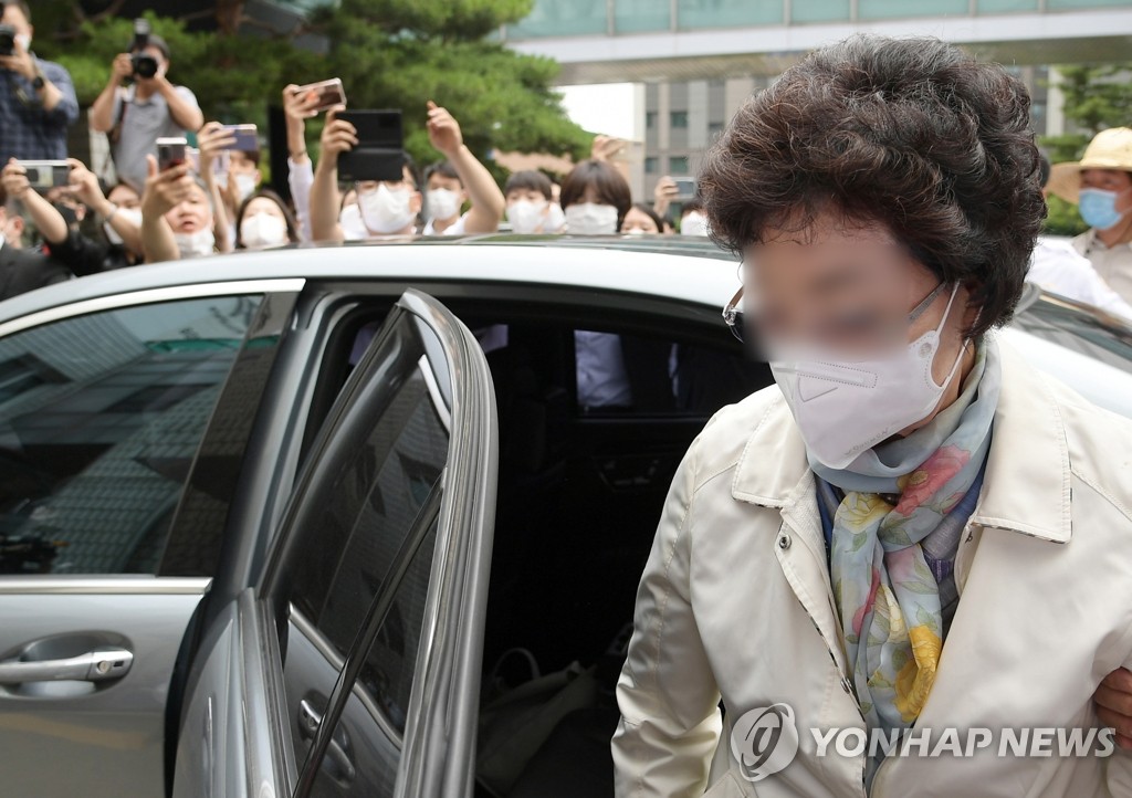 7月2日，在议政府地方法院，前检察总长尹锡悦岳母崔某下车后被记者围堵。 韩联社
