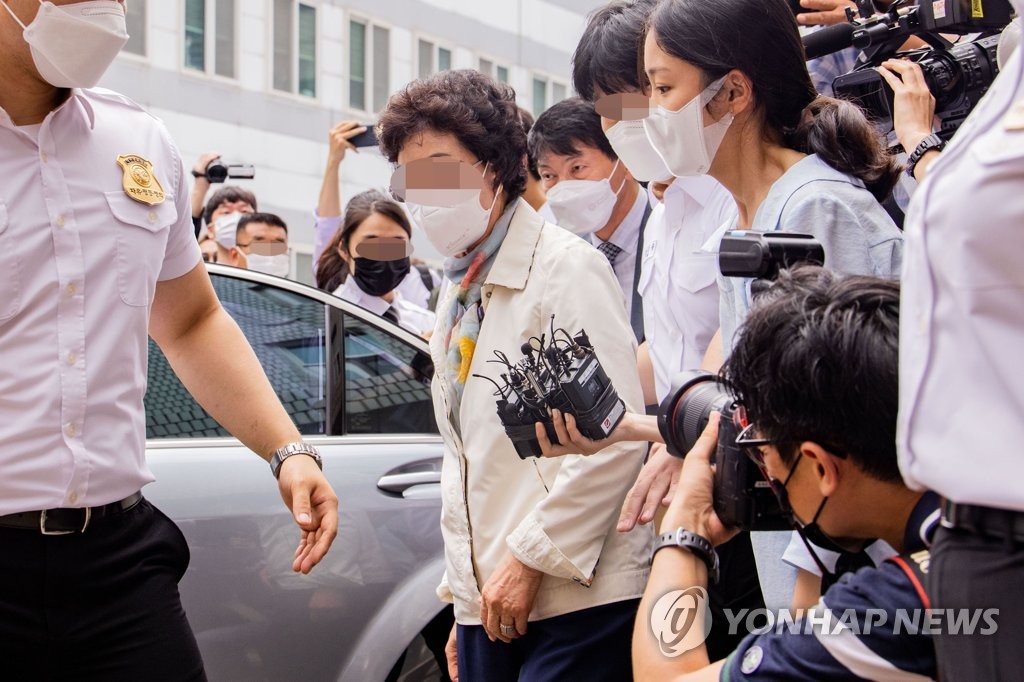 7月2日，在议政府地方法院，前检察总长尹锡悦岳母崔某出庭受审。 韩联社