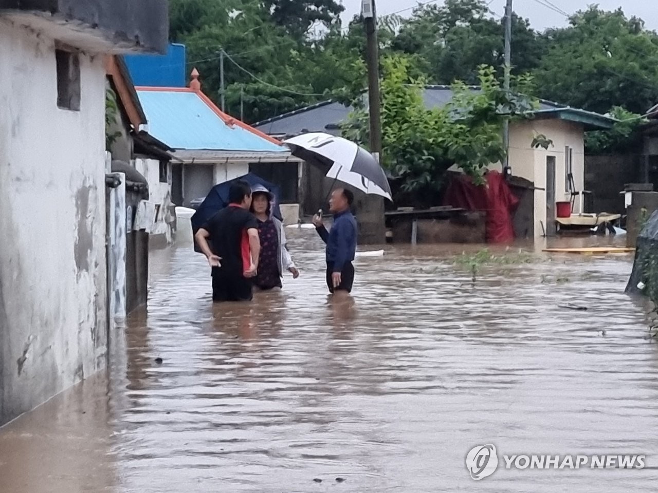 详讯：韩国南部地区遭遇暴雨致1人死亡