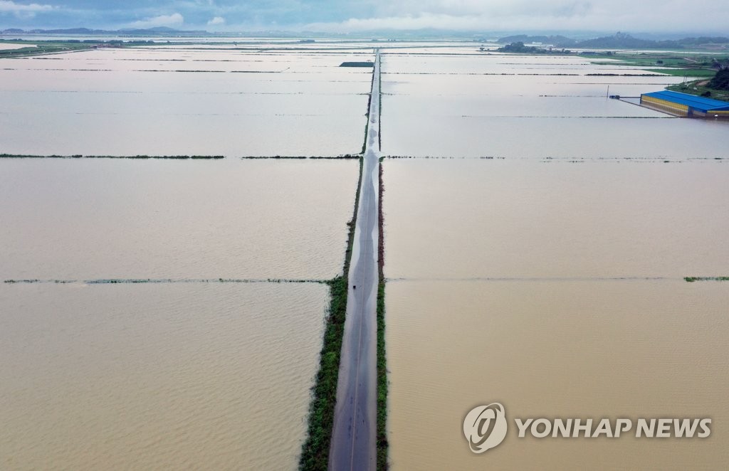 韩国梅雨进入第四天 致2死1伤845人受灾