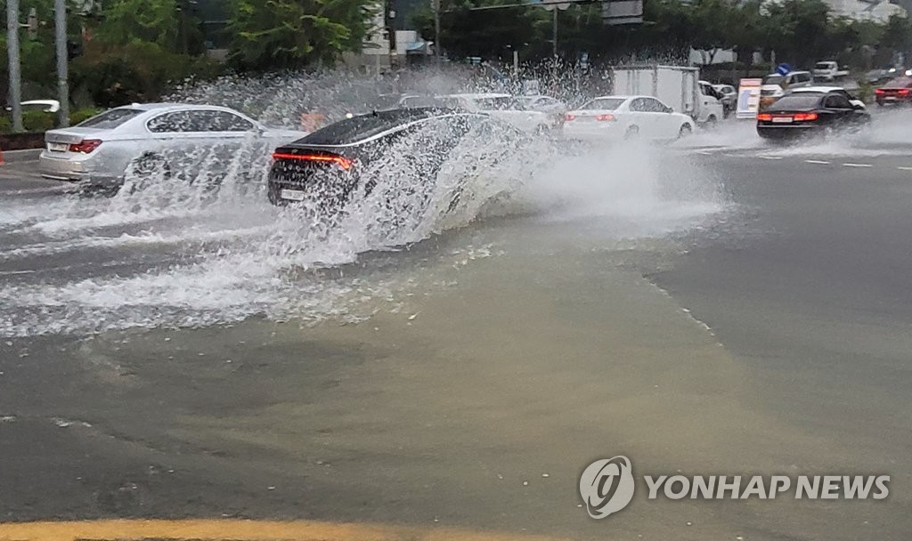 7月7日，釜山市釜山镇区的一处道路被淹。 韩联社