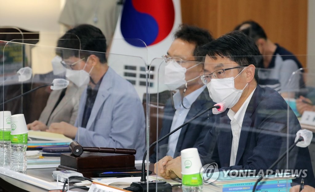 资料图片：7月8日，在政府世宗办公大楼，最低工资委员会主席朴濬植（右一）出席第八次全体会议发言。 韩联社