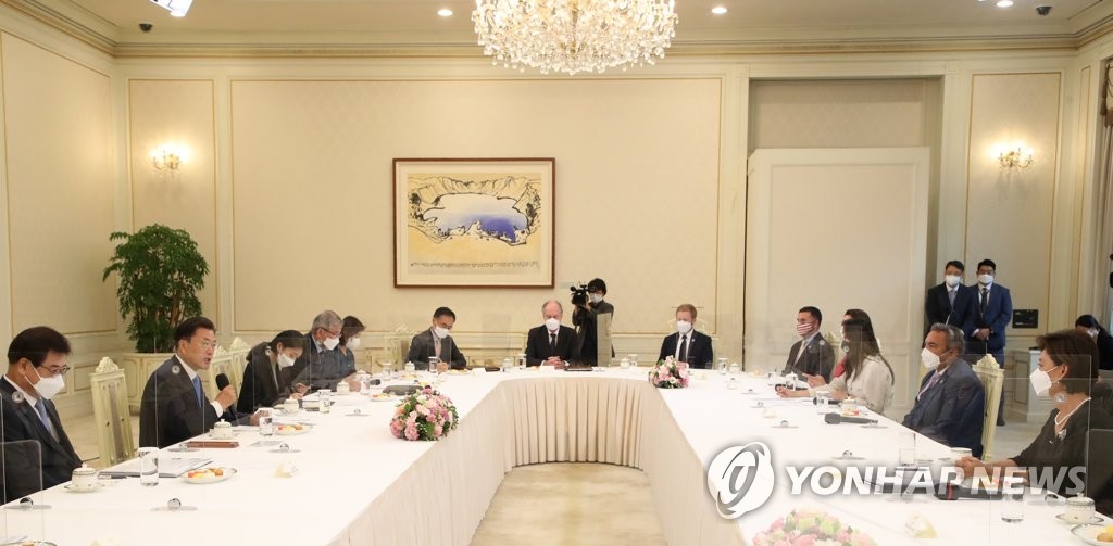 7月9日，在韩国总统府青瓦台，韩国总统文在寅（左二）接见到访的美国国会所属韩国问题研究小组（CSGK）代表团。 韩联社