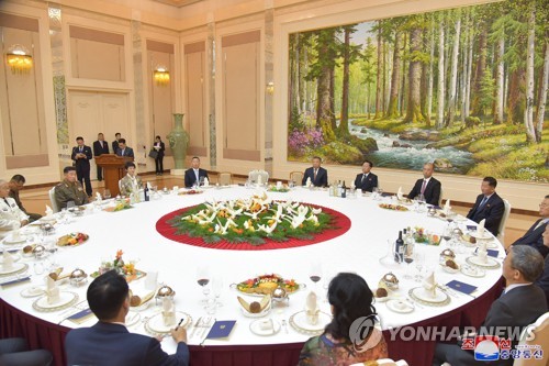 资料图片：据朝中社2021年7月10日报道，朝鲜国务委员会在《朝中友好合作互助条约》签署60周年纪念日（7月11日）即将到来之际举办了纪念宴会。朝鲜国务委员会第一副委员长崔龙海、劳动党国际部部长金成男、国际部副部长文成革、外务省副相朴明浩等人士出席宴会。中国驻朝鲜大使李进军和使馆工作人员受邀出席宴会。图为宴会现场。 韩联社/朝中社（图片仅限韩国国内使用，严禁转载复制）