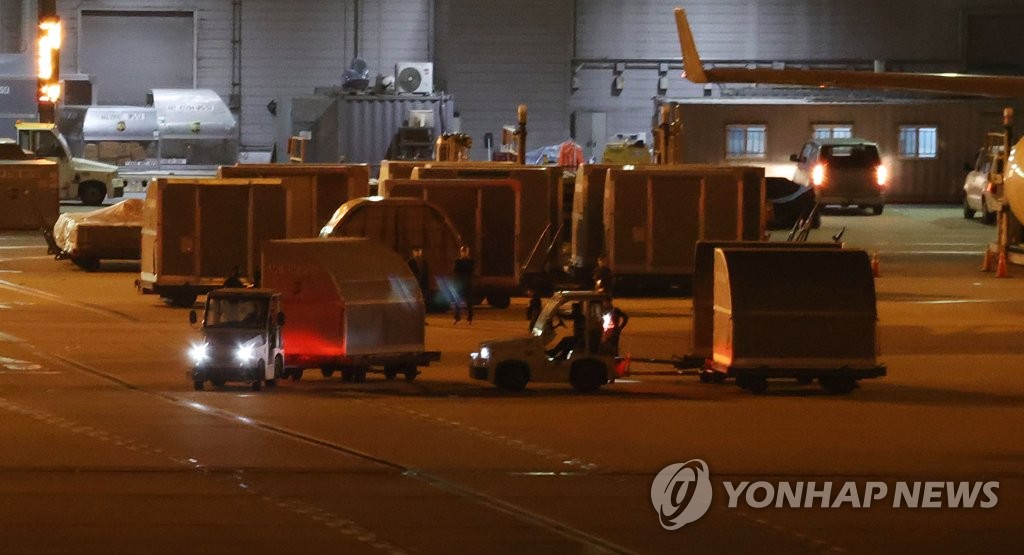 资料图片：辉瑞新冠疫苗运抵仁川国际机场货运航站楼。 韩联社