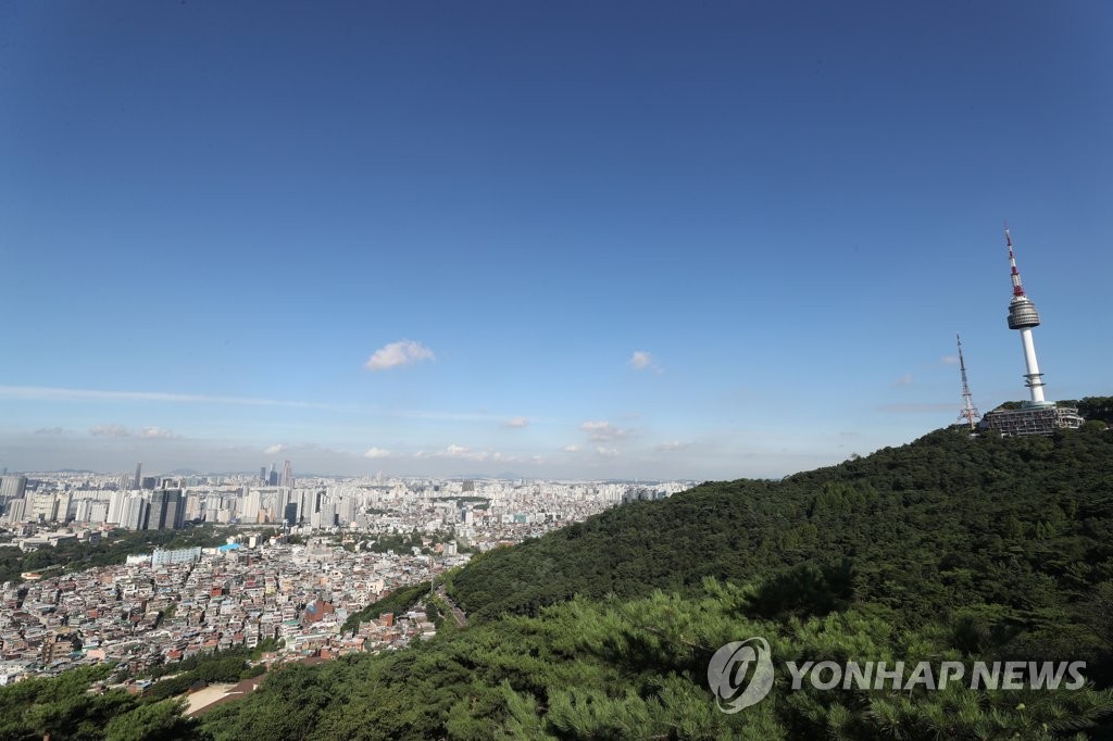 资料图片：7月15日，从首尔南山远眺，首尔西部现蓝天白云。 韩联社
