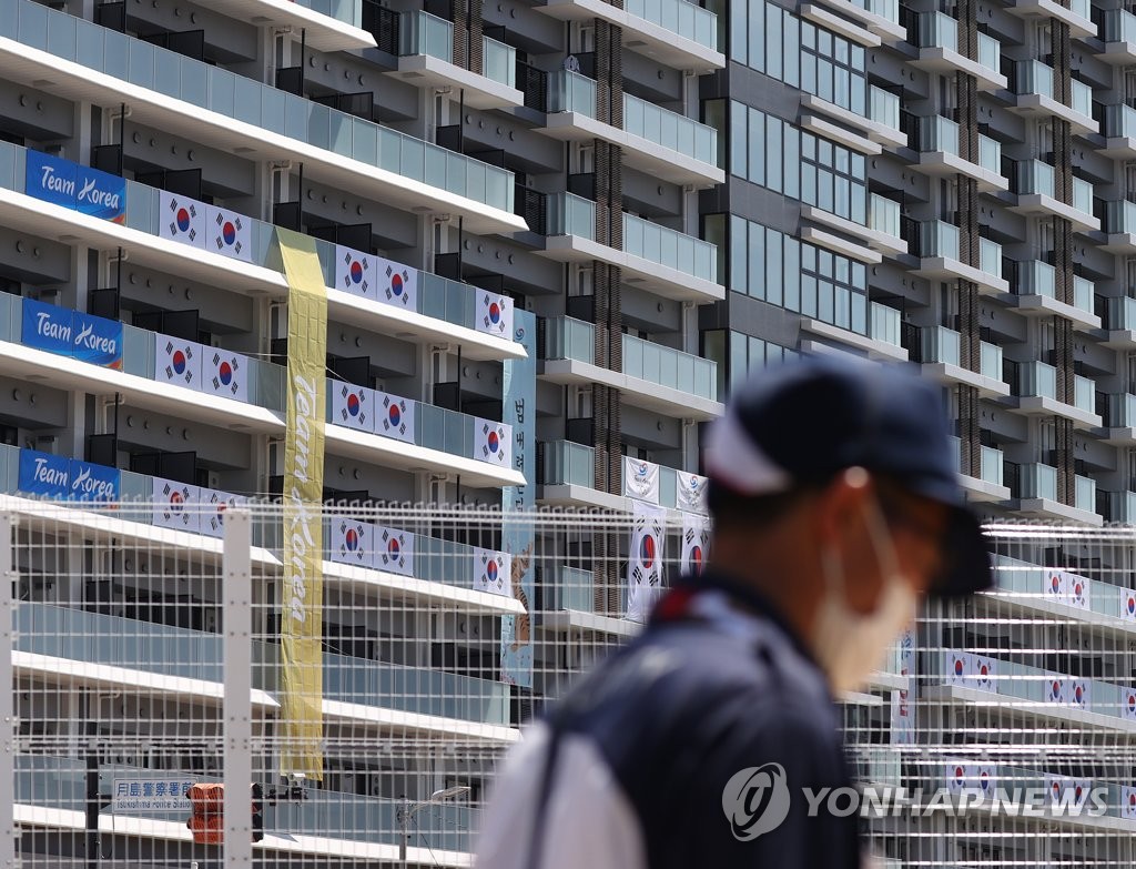 7月18日，在位于东京晴海的东京奥运村，韩国代表团在住宿楼外垂挂加油条幅。 韩联社