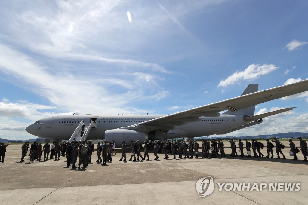 7月18日，在韩国空军第5空中机动飞行团停机坪，特遣小组官兵搭乘多功能空中加油运输机（KC-330），以接回清海部队官兵。 韩联社/国防部供图（图片严禁转载复制）