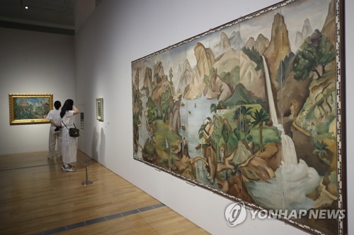 7月21日，在国立现代美术馆，“韩国美术名作——李健熙捐赠藏品特展”揭幕。图为访客欣赏美术作品。 韩联社