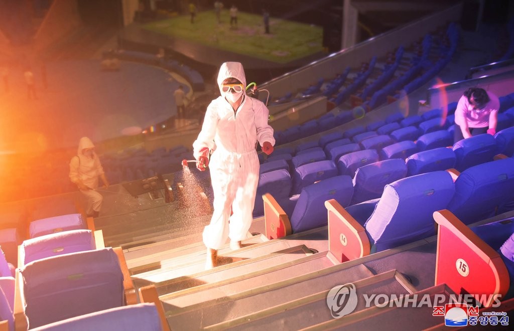 资料图片：朝鲜平壤一剧场进行消毒防疫。 韩联社/朝中社（图片仅限韩国国内使用，严禁转载复制）