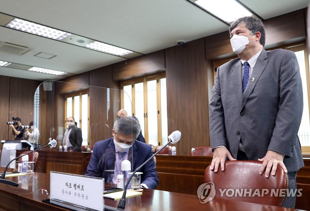 7月22日，在位于首尔市的韩国外交部办公大楼，国务院负责东亚太事务的副助理国务卿马克·兰伯特（右一）做会前准备工作。 韩联社