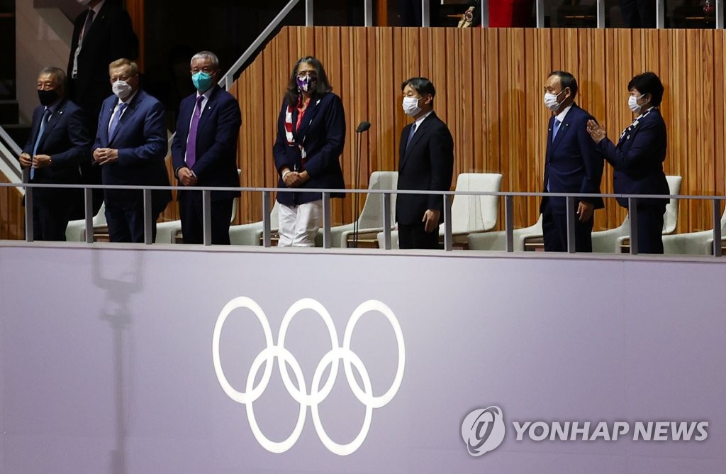 资料图片：7月23日，在日本新国立体育场举行的东京奥运会开幕式，日王德仁（右三）宣布奥运会开幕。 韩联社