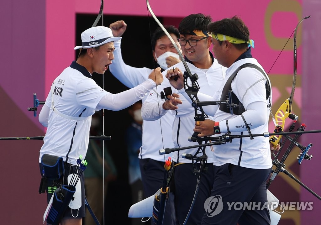 在日本梦之岛公园进行的东京奥运射箭项目男子团体决赛上,韩国队以6-0