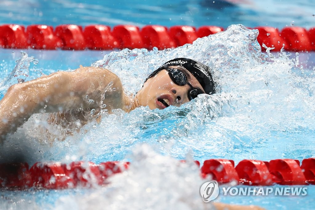 7月27日，在东京水上运动中心，男子200米自由泳决赛举行。图为韩国游泳选手黄宣优奋力往前游动。 韩联社