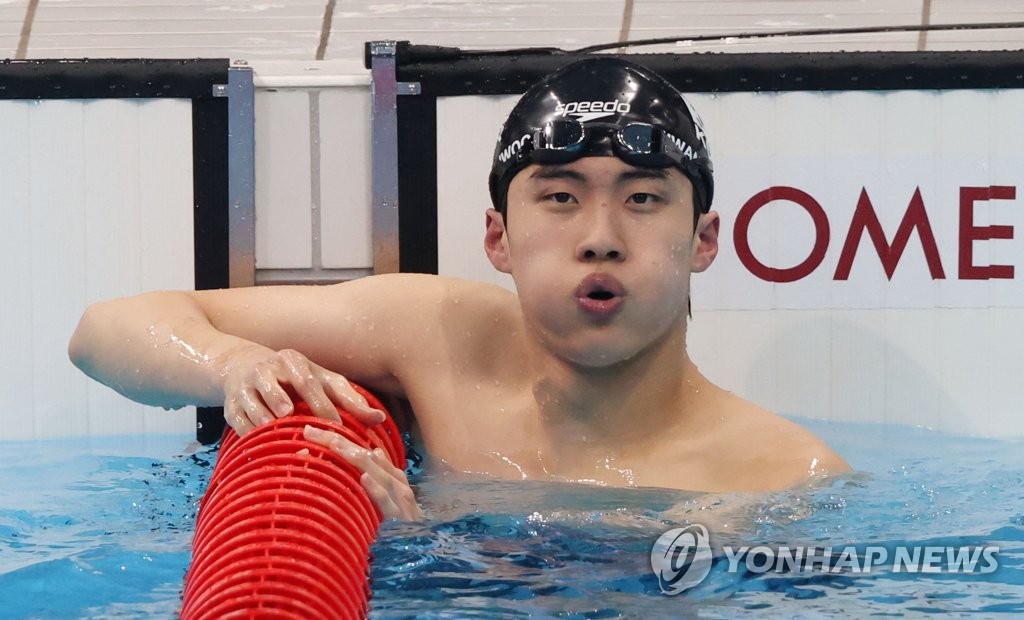 7月27日，东京奥运会男子100米自由泳分组预赛第7组比赛在日本东京水上运动中心举行。韩国泳坛黄宣优以47秒97打破韩国纪录，排名小组第二，顺利进入半决赛。图为黄宣优查看成绩。 韩联社