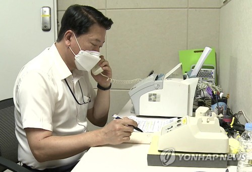 资料图片：韩朝联络办公室工作人员与朝方通电话。 韩联社/统一部供图（图片严禁转载复制） 韩联社