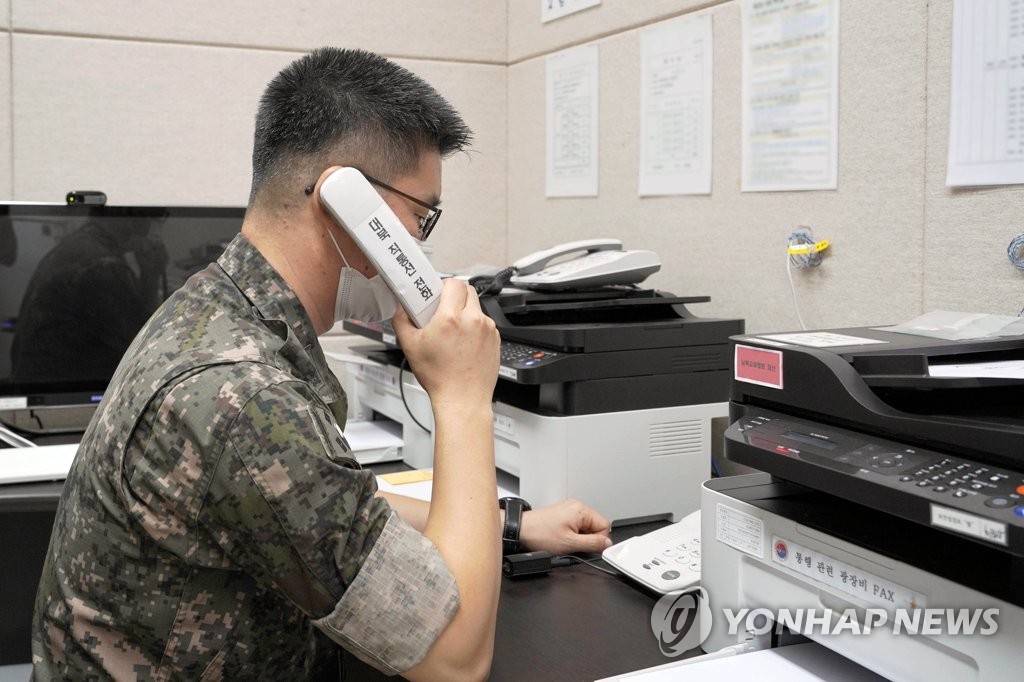 资料图片：7月27日，韩国军方相关人士正通过西海地区军事通信线路与朝军试通话。 韩国国防部供图（图片严禁转载复制）