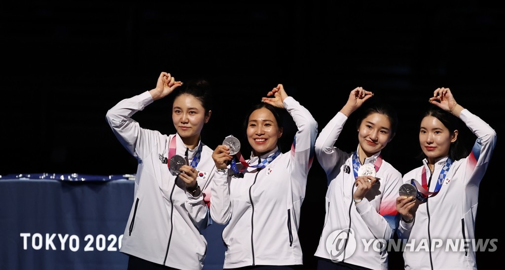 7月27日晚，在日本千叶幕张展览馆举行的东京奥运会女子重剑团体决赛中，韩国队不敌爱沙尼亚队，摘得银牌。图为韩国重剑女团举起银牌合影。 韩联社
