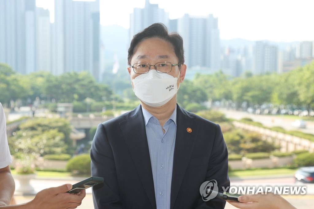 8月9日，在法务部大楼，法务部长官朴范界上班时回答记者提问。 韩联社