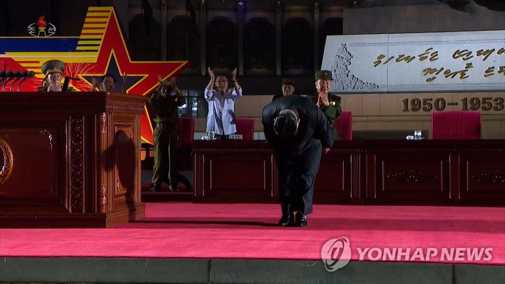 金正恩向老兵行鞠躬礼 金正恩向老兵行鞠躬礼