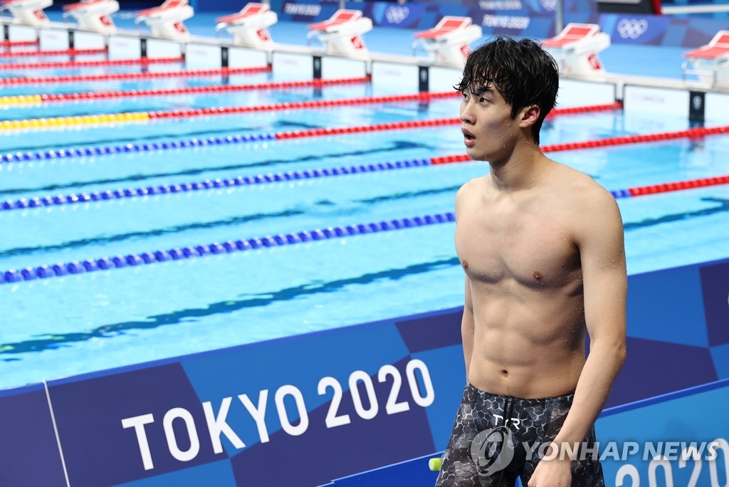 7月29日，在日本东京水上运动中心，韩国泳坛新星黄宣优在东京奥运会男子100米自由泳决赛上游出47秒82，排名第5，创下亚洲选手近69年来在奥运会上取得的最佳成绩。图为黄宣优赛后离场。 韩联社