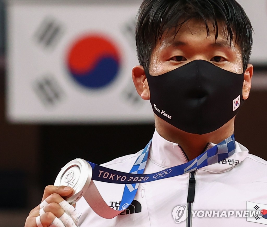 7月29日，在日本武道馆举行的东京奥运会柔道男子100公斤级决赛中，韩国选手赵求含（音）获得银牌。 韩联社