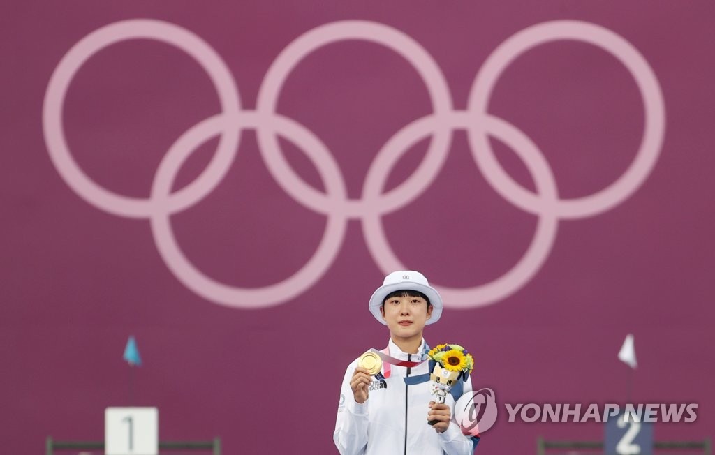 7月30日，在梦之岛公园进行的东京奥运会射箭女子个人决赛中，韩国小将安山战胜俄罗斯奥运队奥锡波娃·叶连娜，斩获金牌。 韩联社