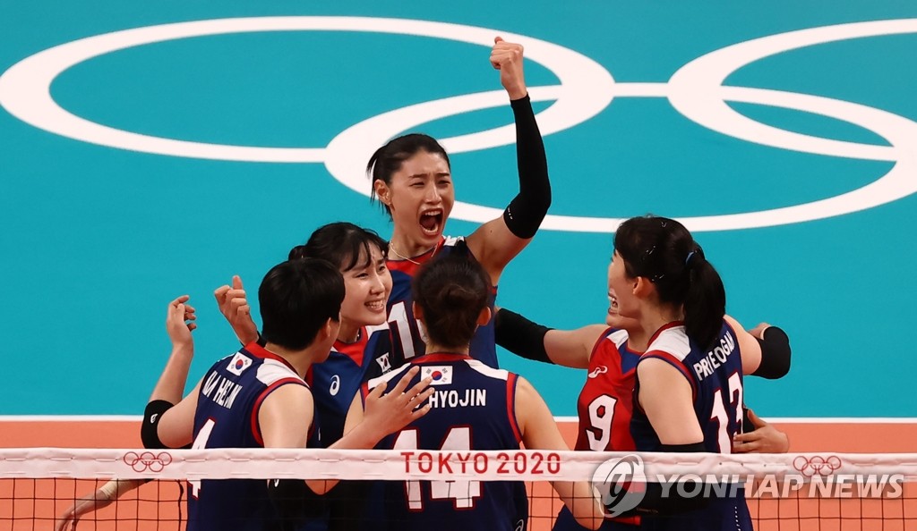 7月31日，在东京奥运会女排小组赛第四轮中，韩国女排3比2战胜日本队，提前锁定四分之一决赛的席位。图为韩国队庆祝得分。 韩联社