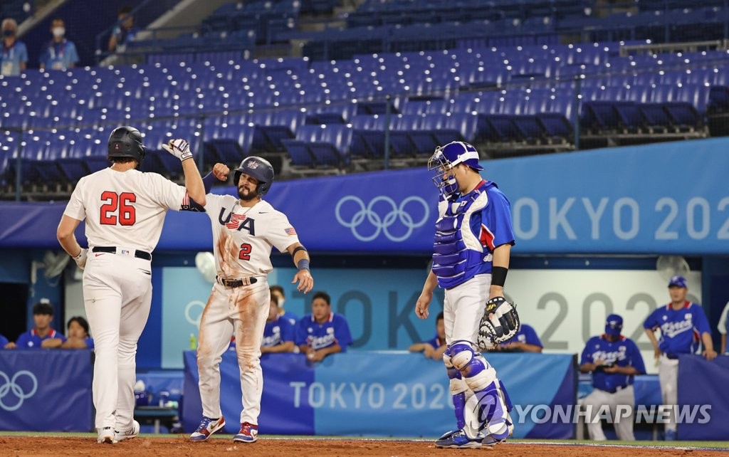 7月31日，东京奥运会棒球分组循环赛B组第二轮韩国队对阵美国的比赛在日本横滨棒球场进行。图为韩国队梁义智（左三）遗憾地看着对方得分。 韩联社