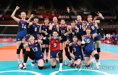 7月31日，在东京奥运会女排小组赛第四轮中，韩国女排3比2战胜日本队，提前锁定四分之一决赛的席位。图为韩国队赛后合影。 韩联社