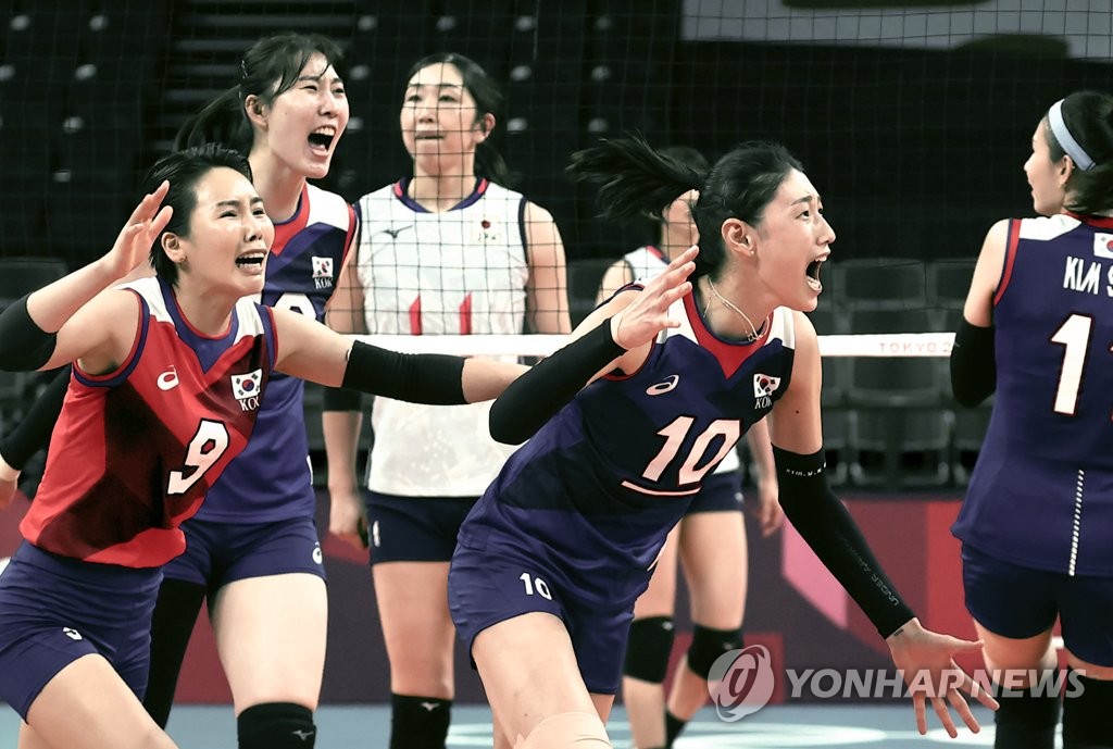 7月31日，在日本有明体育馆进行的东京奥运女排小组赛A组韩国对阵日本的比赛上，金软景（10号）在晋级八强后欢呼。 韩联社