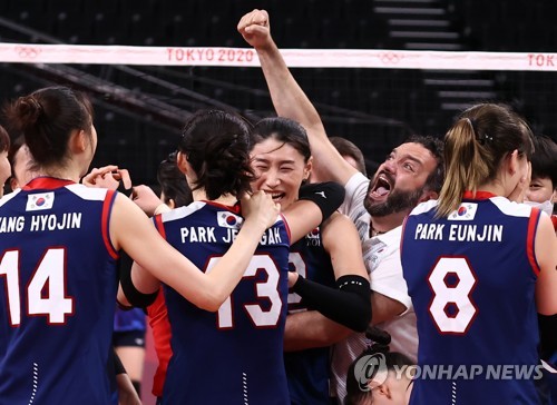 7月31日，在东京奥运会女排小组赛第四轮中，韩国女排3比2战胜日本队，提前锁定四分之一决赛的席位。图为韩国队庆祝得分。 韩联社