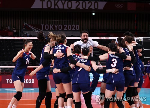 7月31日，在东京奥运会女排小组赛第四轮中，韩国女排3比2战胜日本队，提前锁定四分之一决赛的席位。图为韩国队庆祝胜利。 韩联社