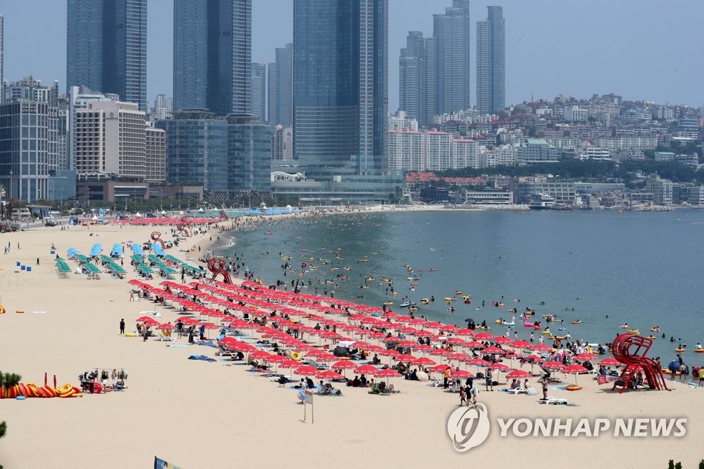 资料图片：8月1日，在釜山市的海云台海水浴场，受疫情影响，游客较往年同期减少许多。 韩联社