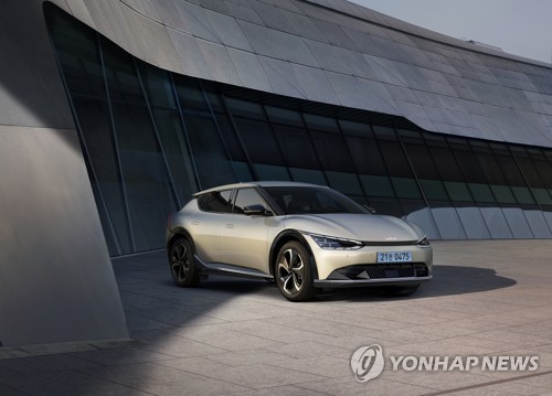 2021年8月2日，起亚电动汽车专属品牌首款车型“The Kia EV6”正式上市。图为EV6长续航版。 韩联社/起亚供图（图片严禁转载复制）