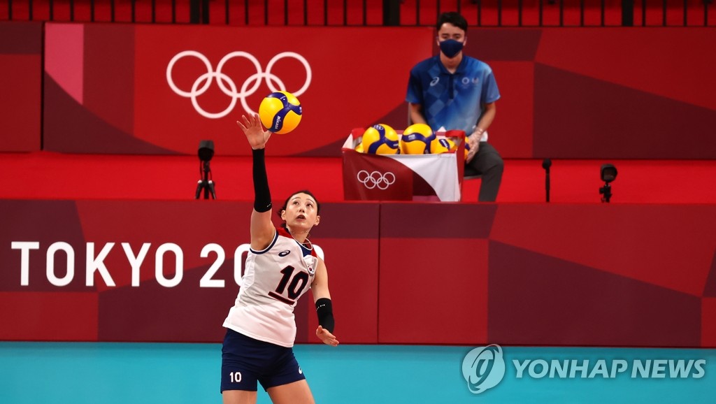 8月2日，东京奥运会女子排球预赛A组韩国对阵塞尔维亚的比赛在日本东京的有明竞技场进行。图为金软景发球。 韩联社