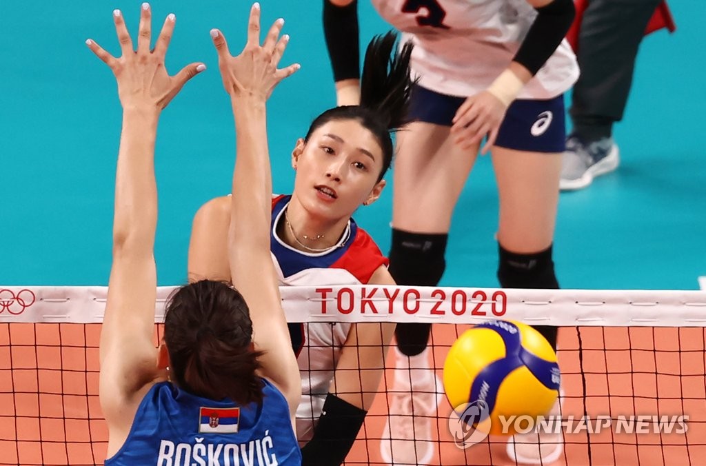 8月2日，东京奥运会女子排球预赛A组韩国对阵塞尔维亚的比赛在日本东京的有明竞技场进行。图为金软景进攻。 韩联社