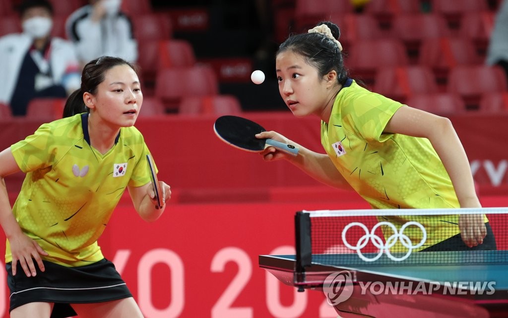 8月2日，在东京体育馆进行的东京奥运会乒乓球女子团体16强第一轮比赛中，韩国队选手申裕斌对阵波兰选手。 韩联社