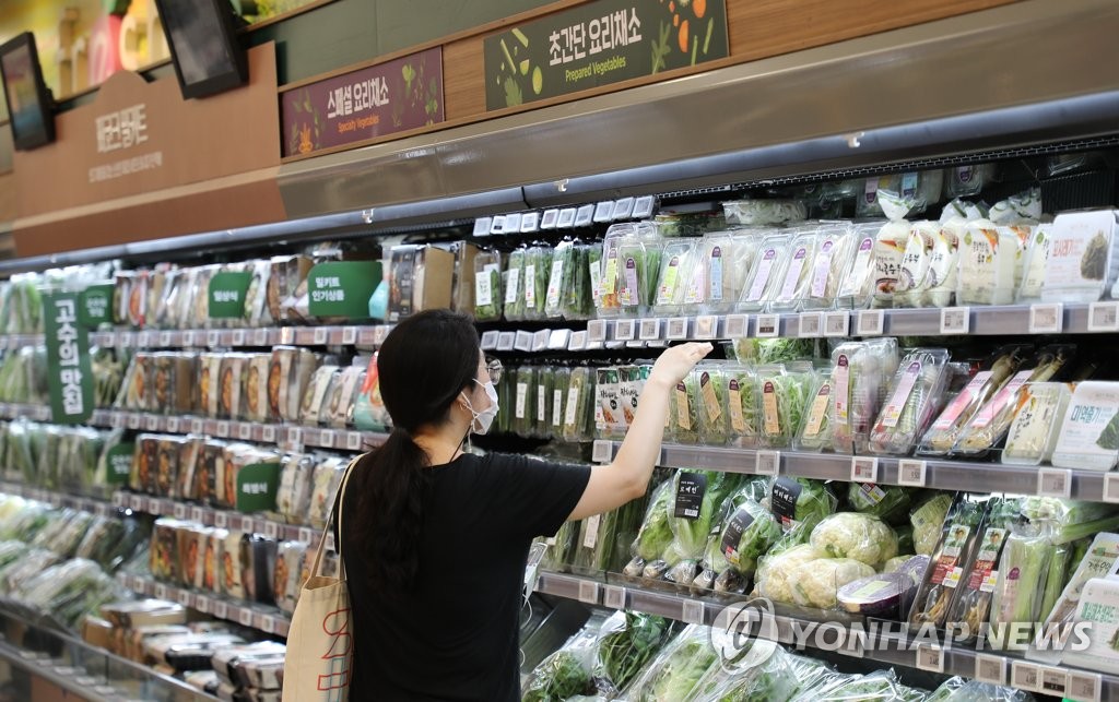 资料图片：市民在超市选购食材。 韩联社