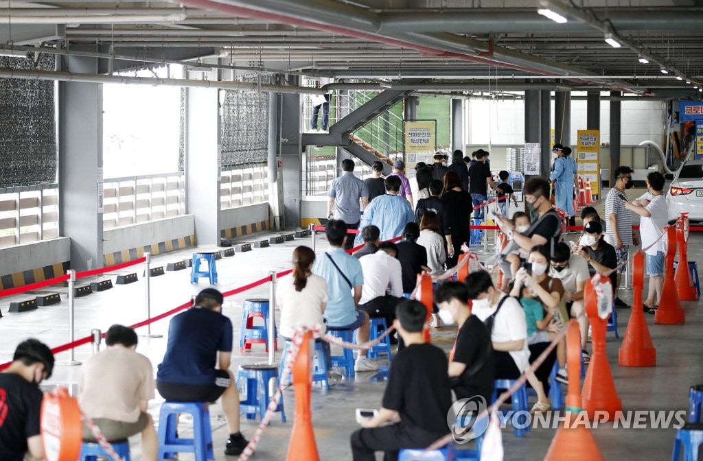 资料图片：8月3日，在光州北区筛查诊疗所，市民们排长队等待检测。 韩联社