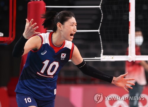 8月4日，东京奥运会女子排球八强赛韩国对阵土耳其的比赛在日本东京的有明竞技场进行，韩国队当天以3比2战胜土耳其。图为金软景庆祝胜利。 韩联社