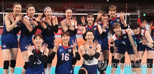 8月4日，东京奥运会女子排球八强赛韩国对阵土耳其的比赛在日本东京的有明竞技场进行，韩国队当天以3比2战胜土耳其。图为选手们庆祝胜利。 韩联社