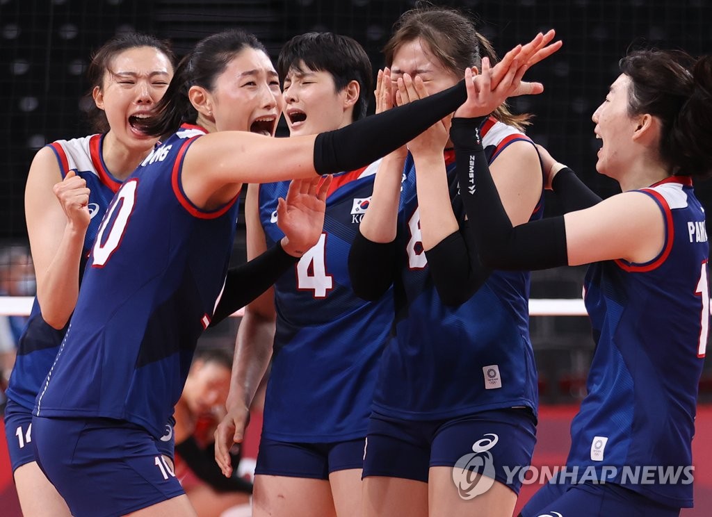 8月4日，在日本有明体育馆进行的东京奥运女排四分之一决赛韩国对阵土耳其比赛上，金软景（10号）在晋级四强后欢呼。 韩联社