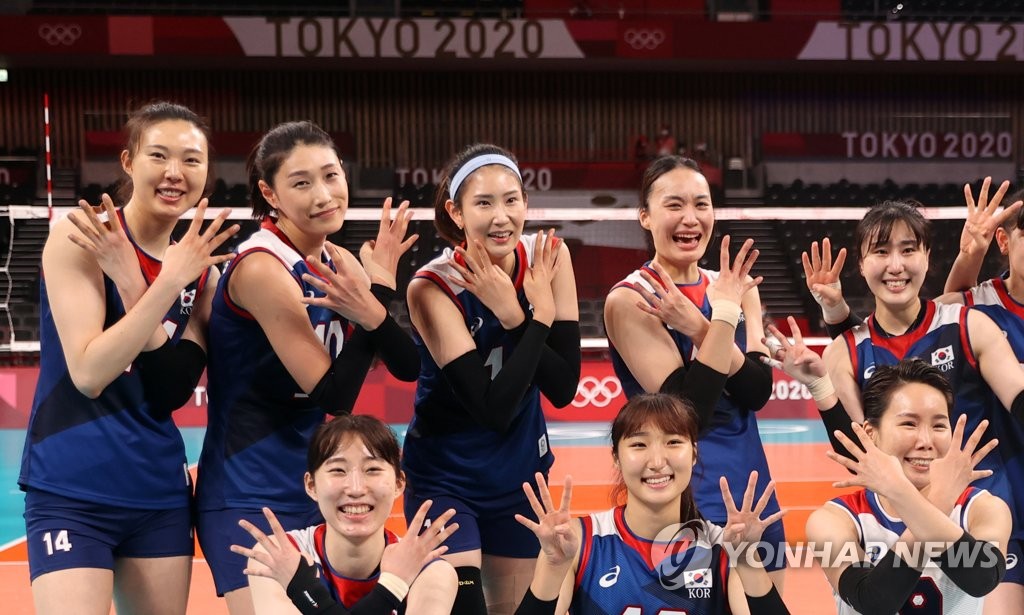 8月4日，东京奥运会女子排球八强赛韩国对阵土耳其的比赛在日本东京的有明竞技场进行，韩国队当天以3比2战胜土耳其。图为选手们庆祝胜利。 韩联社